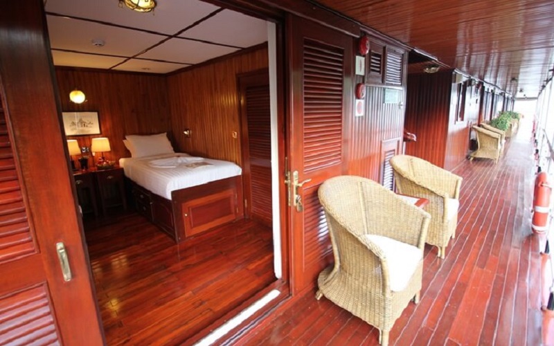Upper deck cabin
