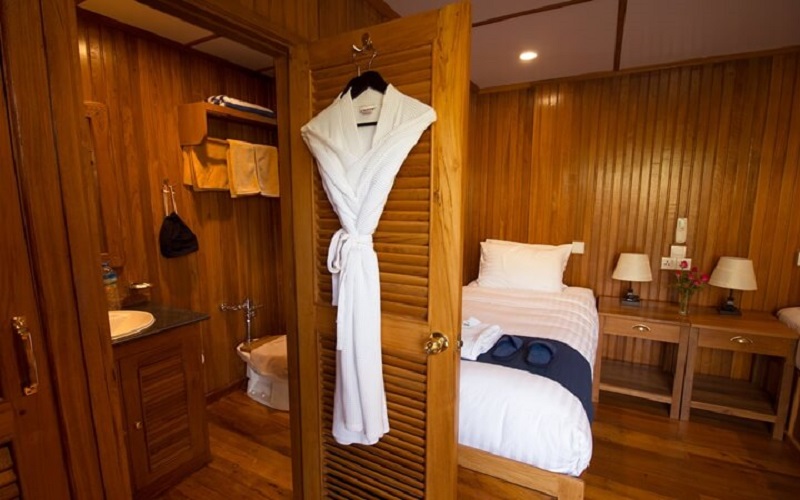 Upper deck cabin