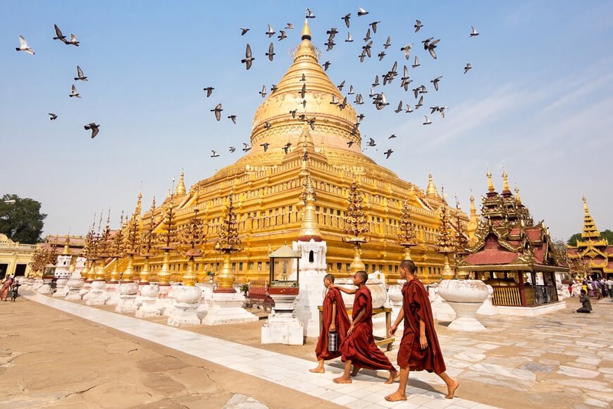 Visiting Shwezigon pagoda in Bagan