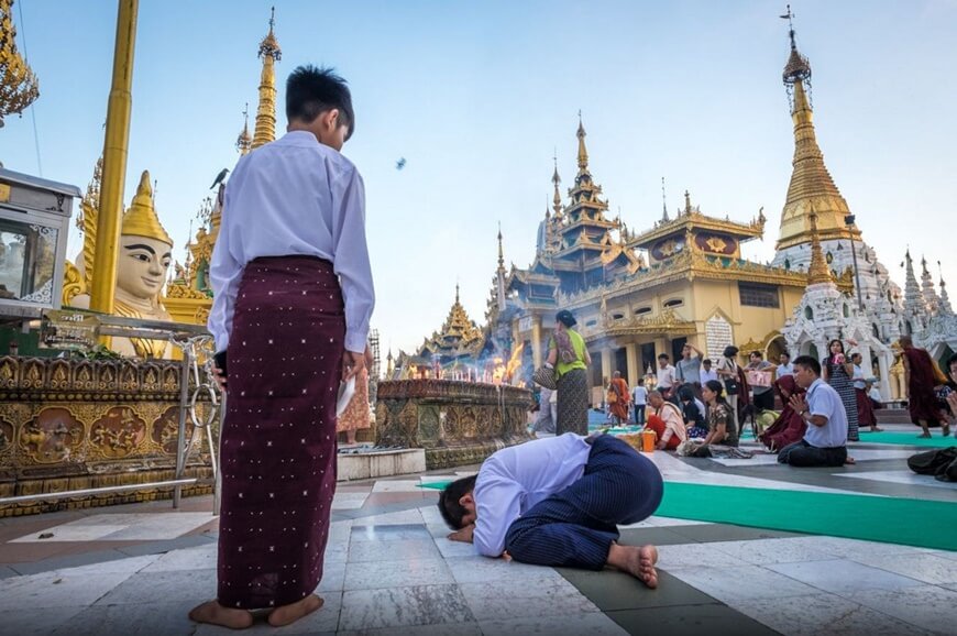 Praying in Shwedagon pagoda