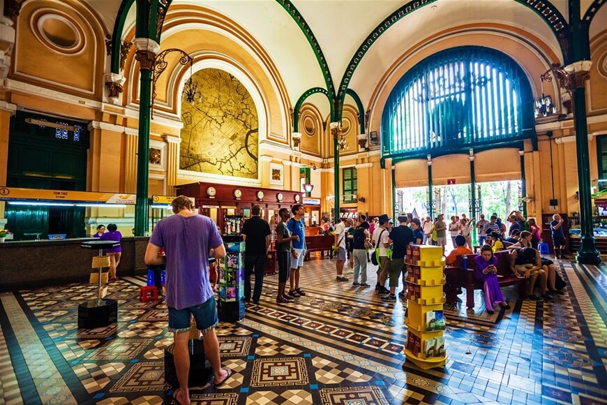 Taking a tour to Ho Chi Minh Central post office