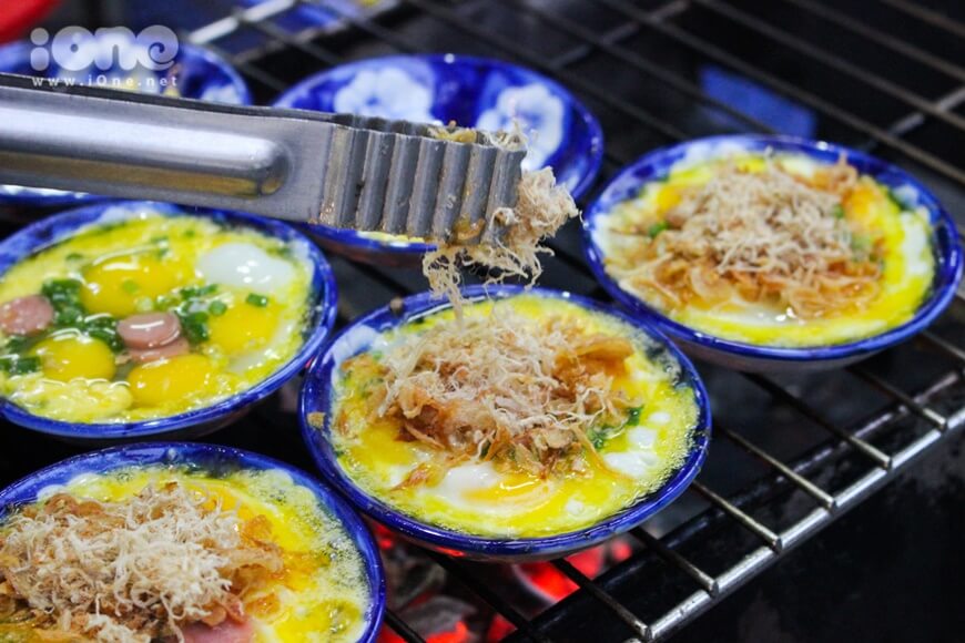 Eating Hanoi street food